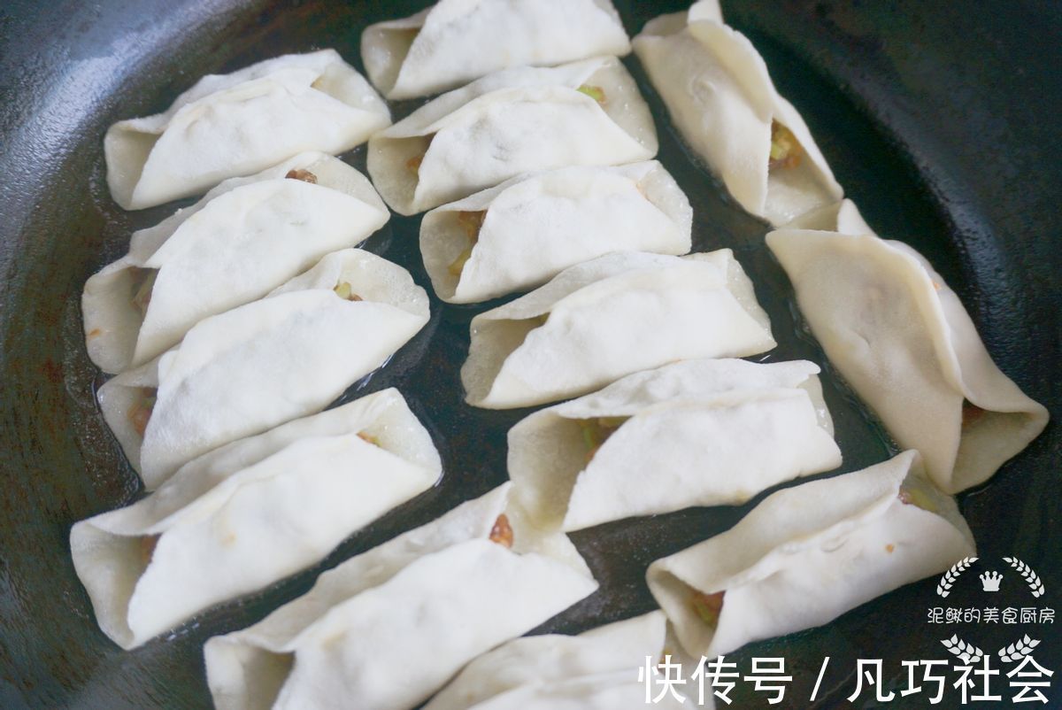 芹菜锅贴|又香又脆的牛肉芹菜锅贴，美味可口，制作简单