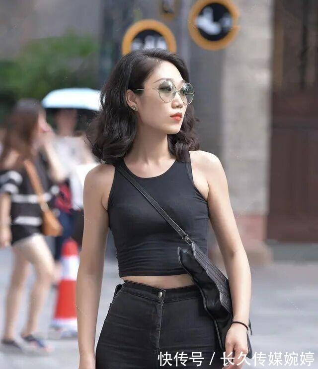 包臀裙|背心搭配牛仔裤，非常的甜美又俏皮，高腰的设计非常的显高