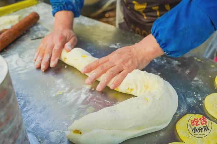 卖出|1天卖出1400个烧饼！这家“无名”烧饼摊凭什么这么火？