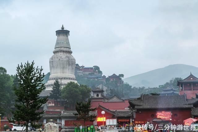 五台山最火爆的寺庙，磕头上香要排队，锦旗牌匾多到无处安放