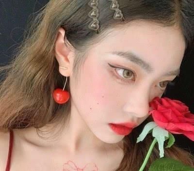 卸妆 女孩涂防晒霜时,记住“3不要”,很多人都忽视了,难怪皮肤更黑