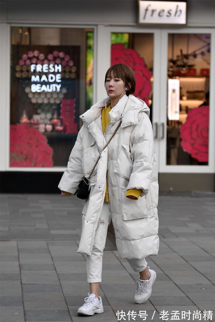 时尚 街拍:美女七分长裤露出脚踝,搭配一双运动鞋,青春时尚的感觉!