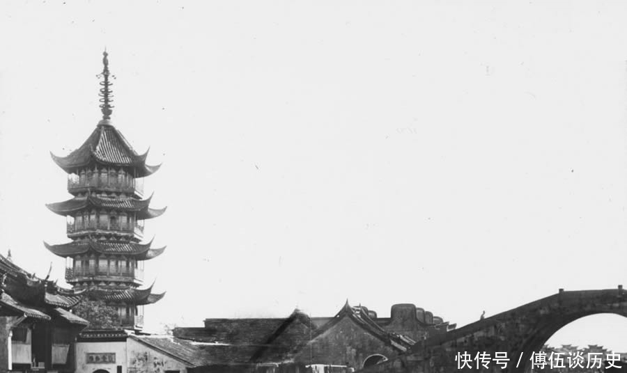 服装|晚清老照片:男人展示辫大辫子,女子展示肥大的服装和小脚