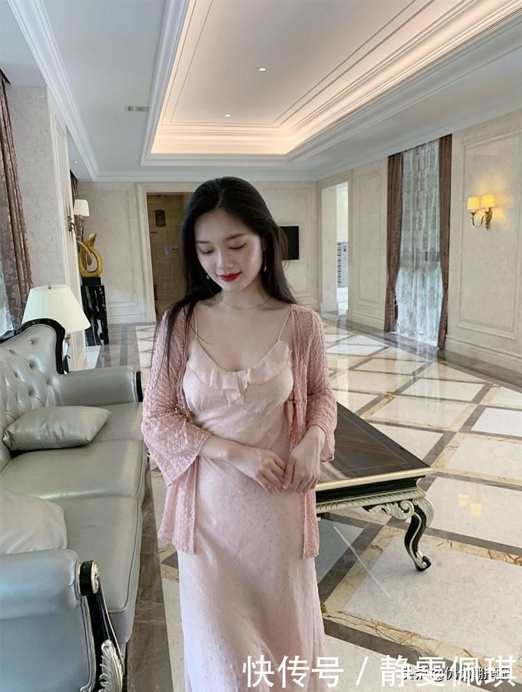 吊带裙|30岁左右女性，夏末初秋穿蕾丝衫配吊带裙，仙气飘飘甜美又减龄