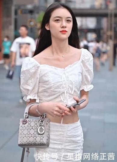 时尚|白色T恤搭配包臀裙,简约时尚,尽显高级感