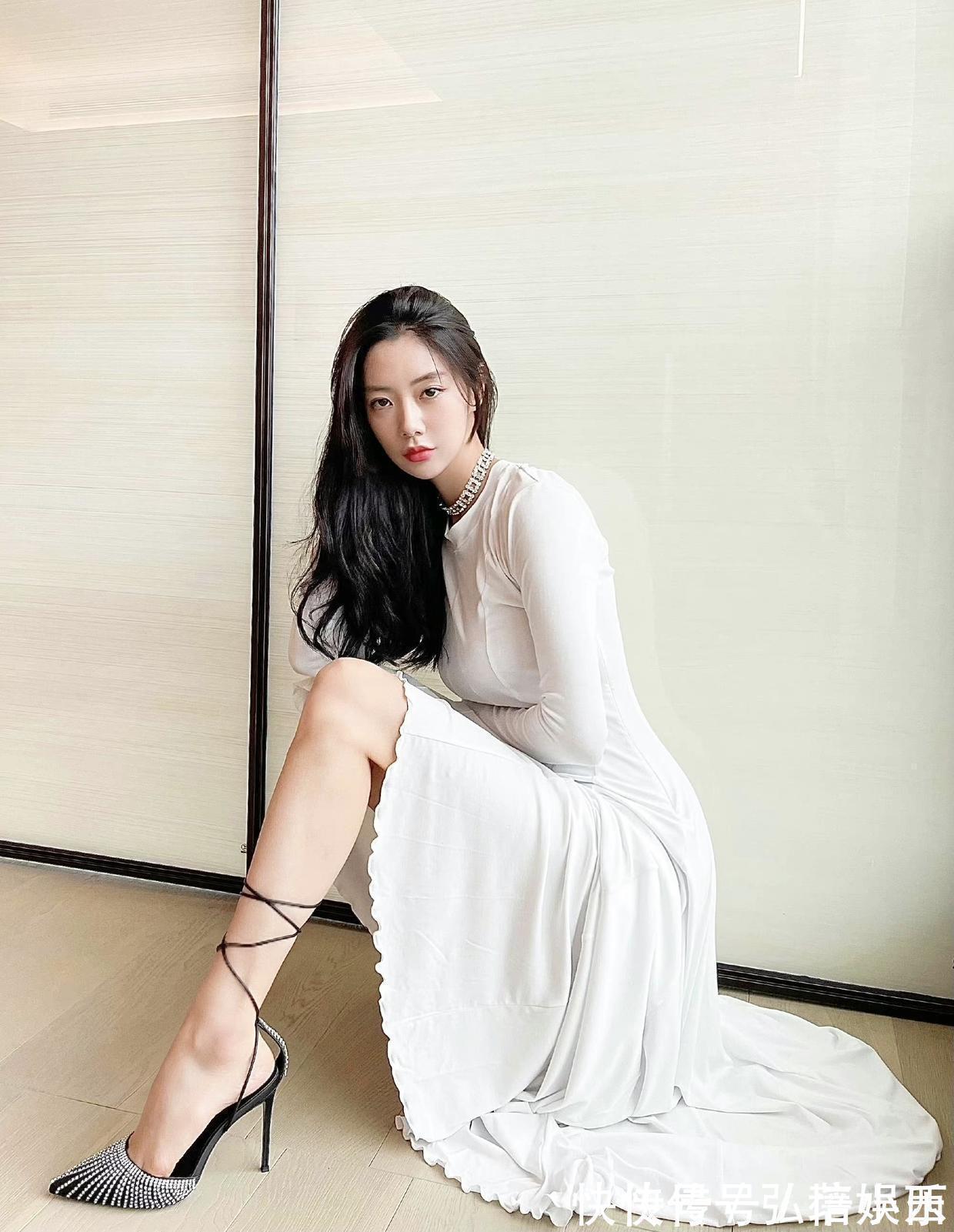 亚洲 克拉拉真是“亚洲第一美女”,连土味白色紧身裙,都穿出了高级感