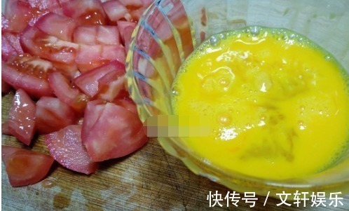 饺子别再用白开水煮了，像我这样煮出来的饺子格外有味道，特好吃