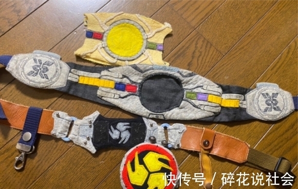 万代|假面骑士:为了实现孩子的梦想,母亲利用布还原了骑士们的腰带!