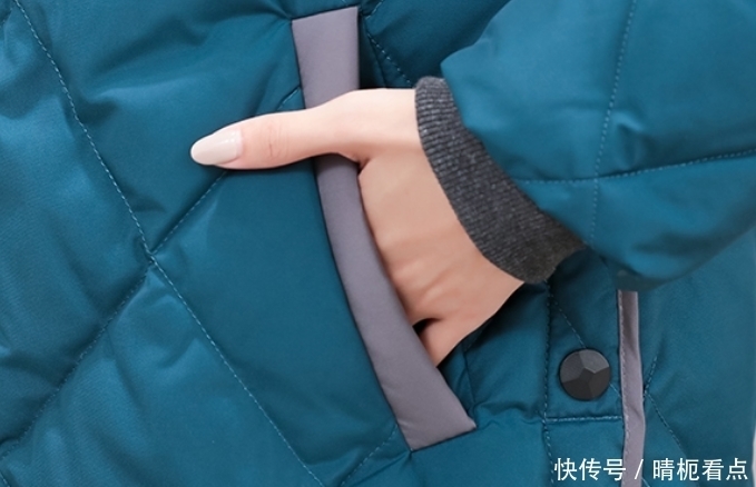 强调一遍:羽绒服别配阔腿裤!这才是女人的正确穿法,优雅又时髦
