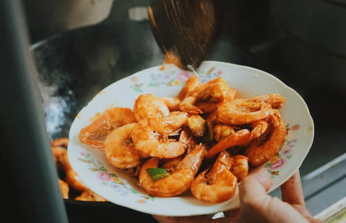 逢年过节|学会家常油焖大虾，逢年过节给餐桌加道大菜，香甜软嫩超简单美味