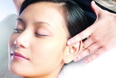 凹陷处|身体出现“痛、麻、冷、酸”，或是经络“堵”了，3个动作能疏通