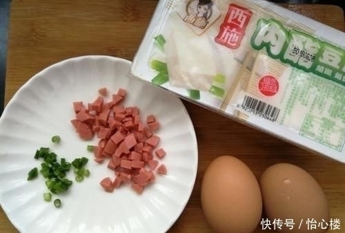 豆腐里打入两个鸡蛋，简单蒸一蒸，鲜嫩爽滑，营养健康特解馋