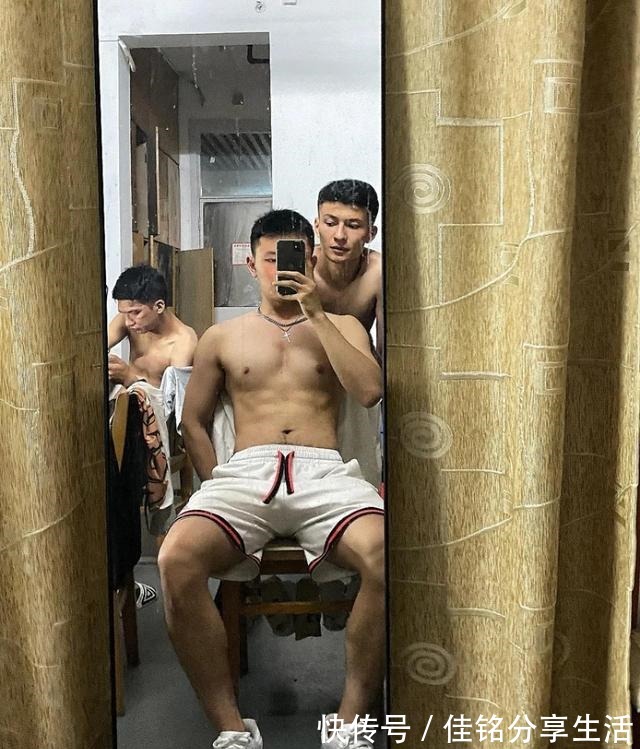 白袜|这枚00后的大1体育生有点可爱哦!