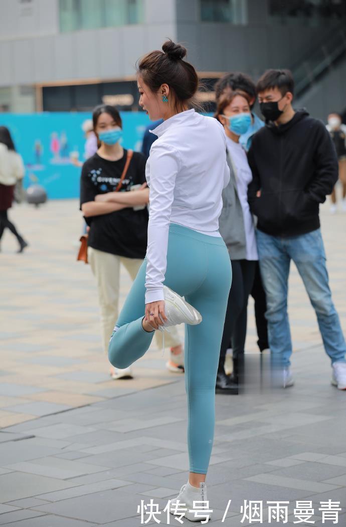 运动背心|小姐姐仗着颜值高，拍照随心所欲，身材好就是自信