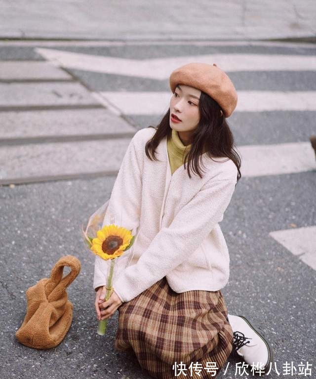 穿搭|别看不起针织衫外套,和格子半身裙搭出高级感,重点能保暖还洋气
