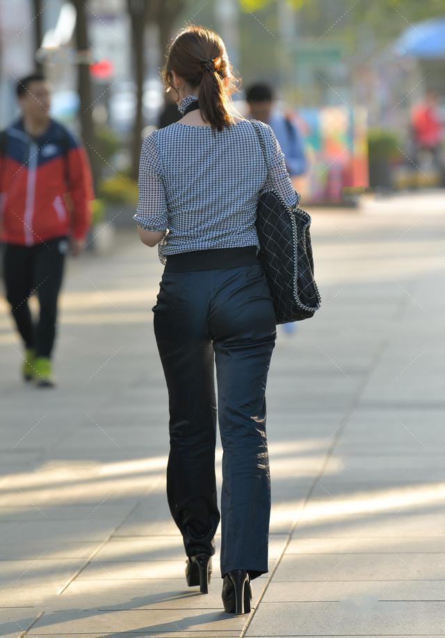 牛仔|时尚浅蓝格子衬衫,搭配高腰牛仔长裤,洋气时髦又百搭