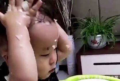 宝宝|有一种灾难,叫“宝宝自己吃饭”,宝妈都会经历这孩子打不打