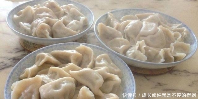  煮冻饺子，不要等到水开才下锅，做好“3步”，饺子不破皮口感好