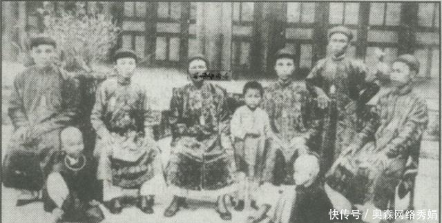 墓地|越南太监罕见老照片：伺候皇室锦衣玉食有墓地，下层打杂光脚走路