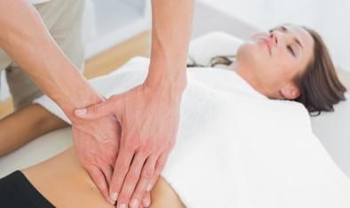 调五脏通经络的妙法上拍百会、中揉腹、下跺脚