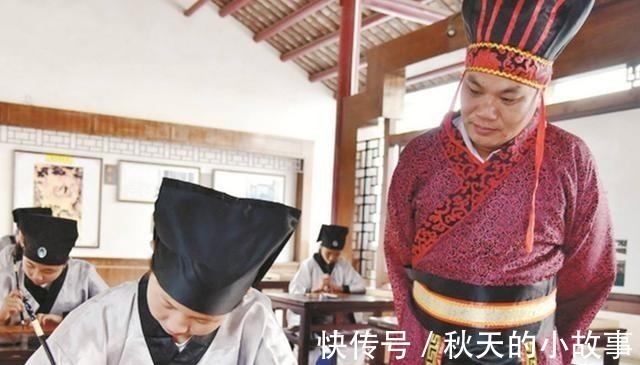 微微一笑#老秀才上联:“登楼望南北”,学童随口下联,老人:前途无量!