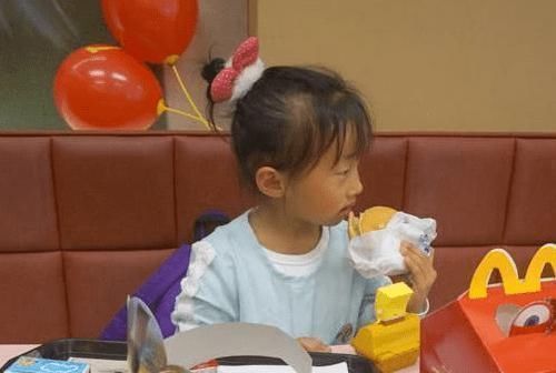 告诫|医生告诫再宠孩子，这4类零食也别让孩子碰，积食不长个