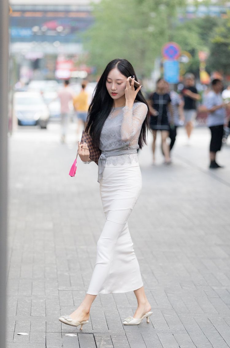 小姐姐|短发小姐姐,粉红色休闲衫搭配半裙,看起来俏皮又可爱