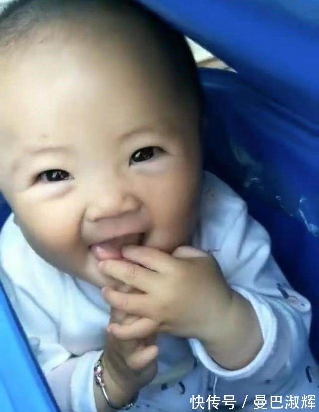 风里来雨|3年前跟着爸爸送外卖,笑脸治愈无数人的宝宝,如今过得怎样了?