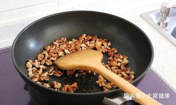 炒制|88岁奶奶头发乌黑,精神饱满,公开她的自用方!学会大家都健康!