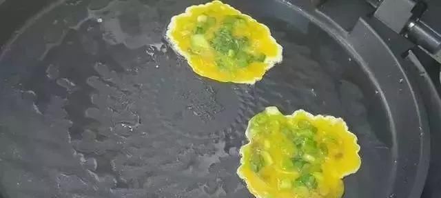 筷子|早餐饼的新吃法,不揉面不擀面,筷子一搅,比包子油条好吃,真香