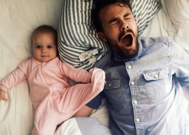 小宝宝|爸爸身负重任，在家独自一人带娃，妈妈回家突袭检查后哭笑不得