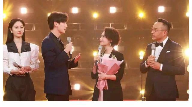 何炅，“双十一”晚会终于露面，《快乐大本营》，多久能再见？