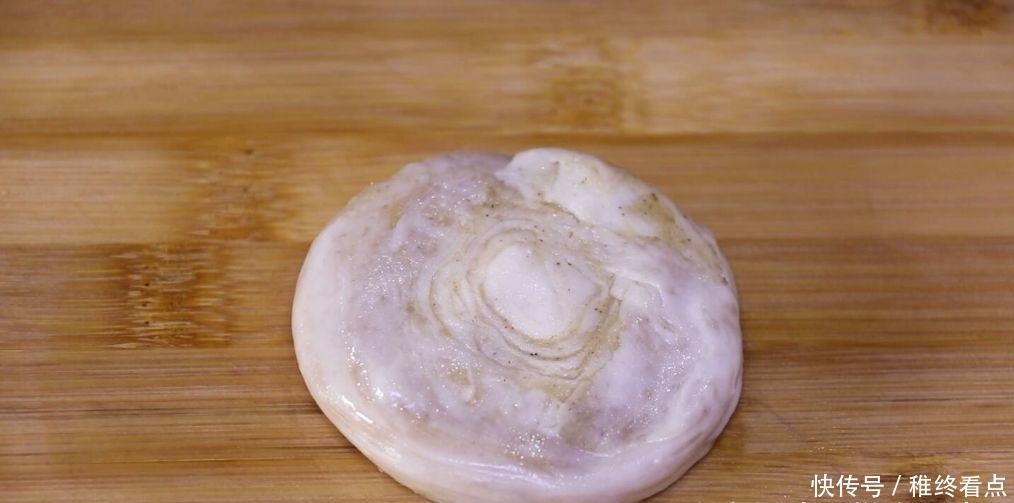 这是椒盐酥饼的做法,咸香可口,外皮超酥,轻轻一碰就掉渣