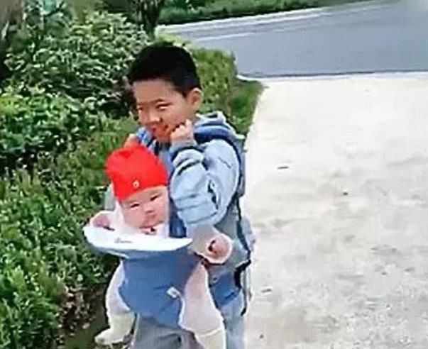 生无可恋|妹妹与哥哥相差10岁,哥哥带妹出行一脸生无可恋:比书包重多了