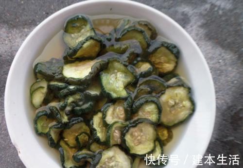 蔬菜|晒黄瓜干，要不要焯水70岁的妈妈这样做，1天晒干，又脆又香