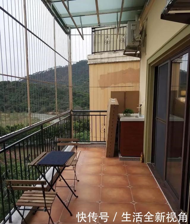 餐桌椅|头一次去老公的乡下老家,刚进门就被楼梯惊艳到了,大阳台超带劲!
