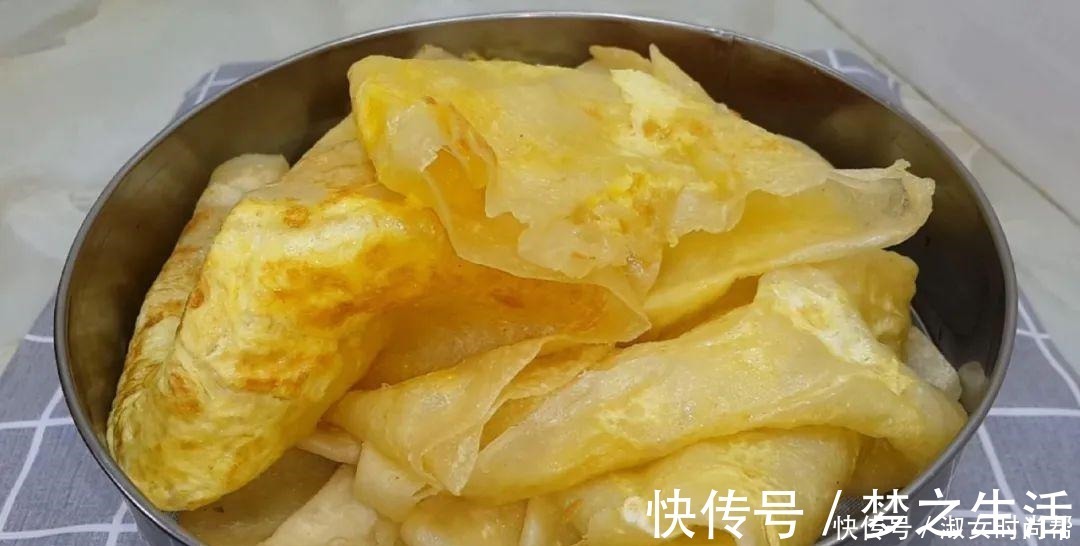 我家烙饼就爱这样做,擀杖卷一卷,张张柔软又劲道,比鸡蛋饼还香