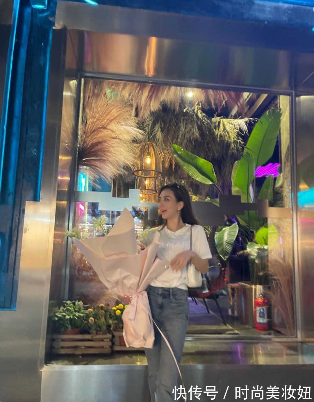 t恤|天王嫂“方媛”真低调,穿T恤配牛仔裤上班,没有一点明星架子