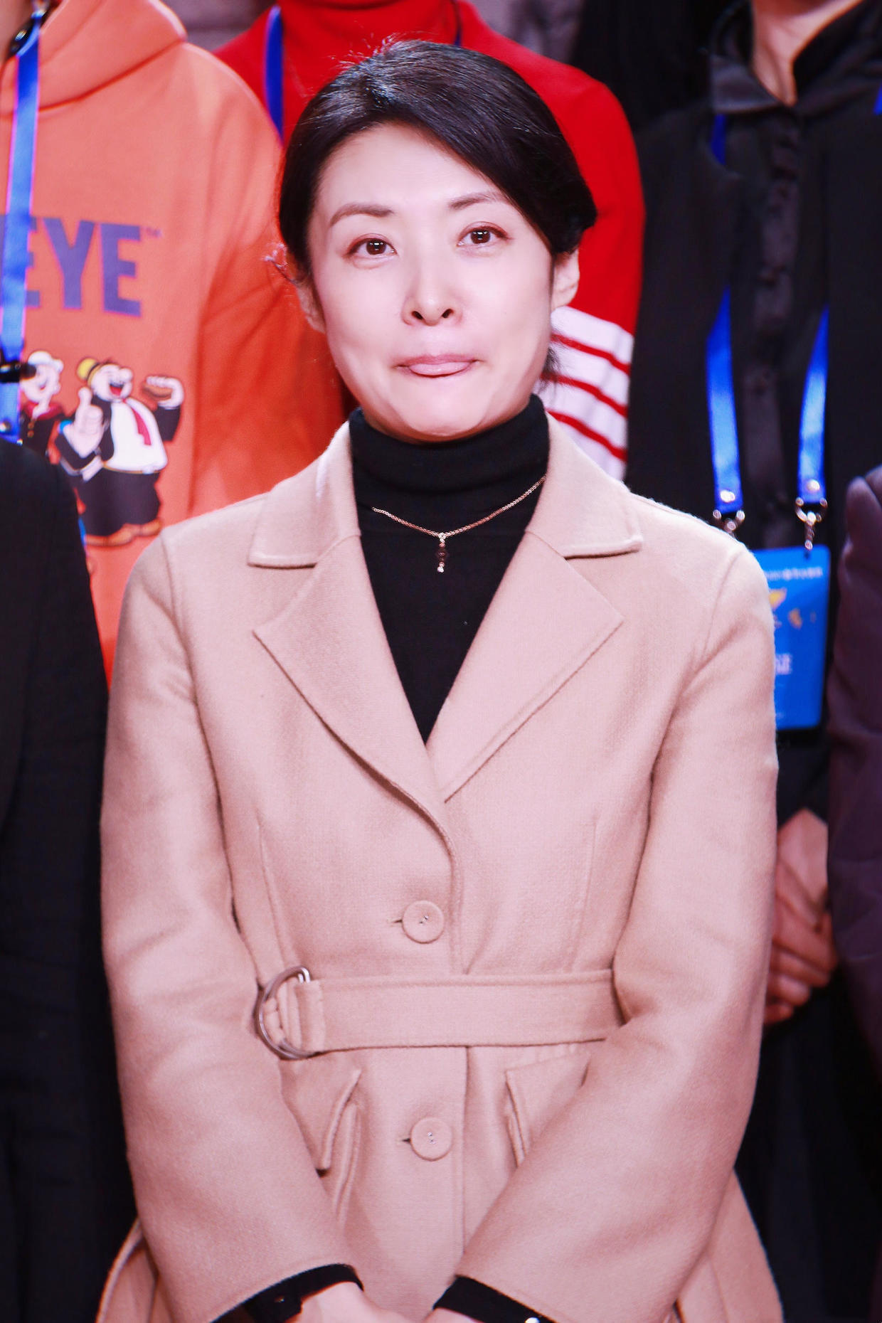 周涛真会穿!一件大衣搭配牛仔裤显得休闲又减龄,意外穿出时髦感