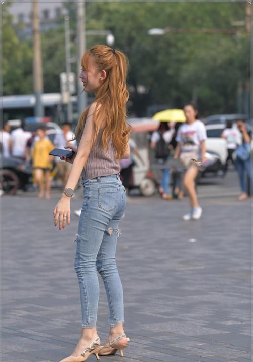 美女穿搭：灰色粉红色的细针织与轻牛仔裤，纯净优雅，光滑浪漫