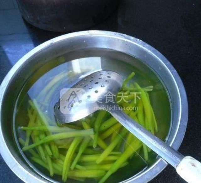 因为原料采用朝天椒,这种朝天椒有淡淡的辛辣味道,但香味很浓