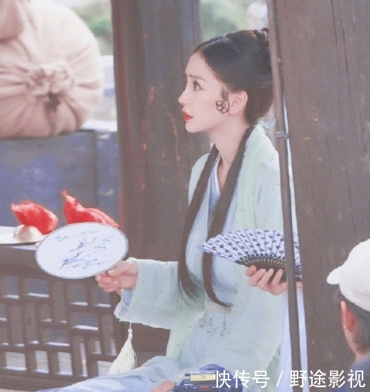 cos|baby录制综艺《萌探》,cos青蛇造型好绝,网友:杨紫有压力了