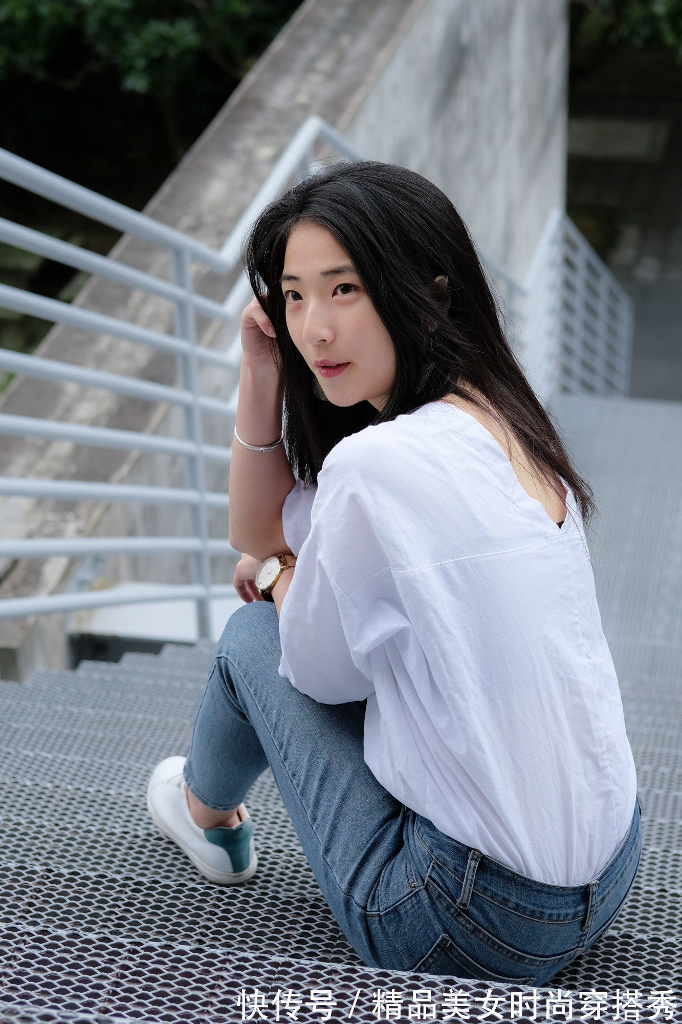 牛仔|白色衬衫下搭一条牛仔紧身裤,脚上一双小白鞋,舒适又休闲
