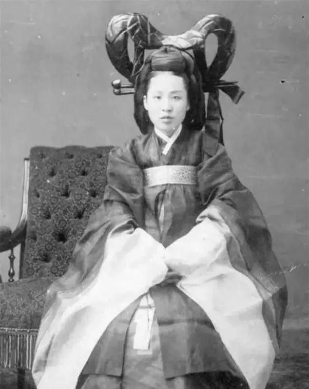 富态|清末老照片：图2女子衣不蔽体，格格们却富态颜值高