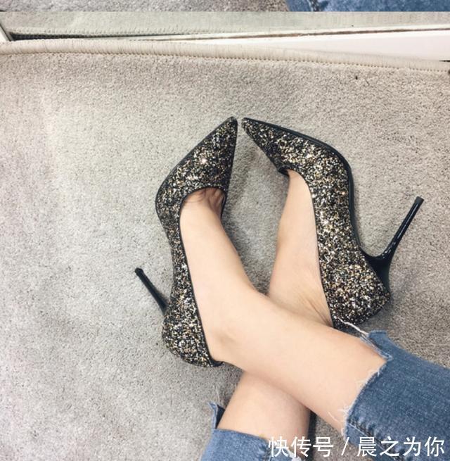 高跟鞋 尖头细跟鞋显端庄优雅，十足的女人韵味在足尖弥漫