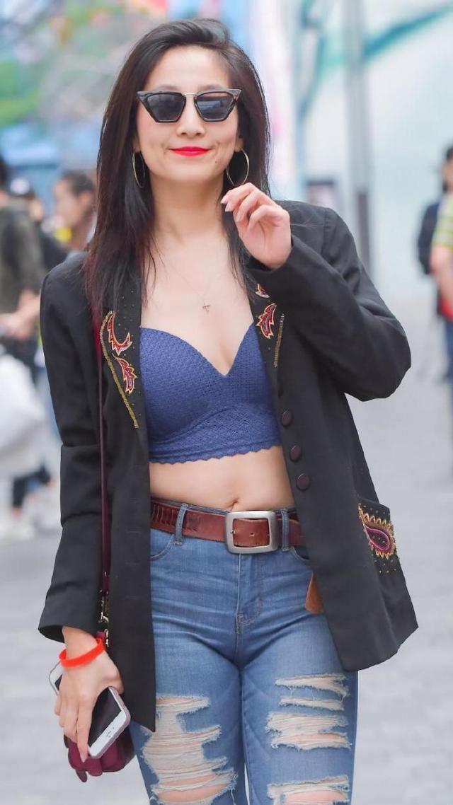 美女 微胖美女就是“大胆”,穿上“破铜”牛仔裤,走在街头“一笑倾城”