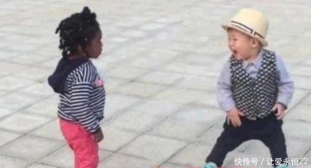 妈妈|3岁宝宝偶遇“黑人宝宝”，手足无措对妈妈疯狂哭喊这是啥呀