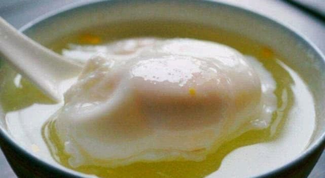 勺子|直接在锅下煮《荷包蛋》是个大错误,多加这一步,鸡蛋圆嫩不散花