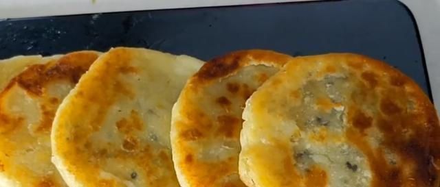 简单|1碗面粉倒进开水锅里,瞬间变美味,孩子吃完还想吃,做法超简单