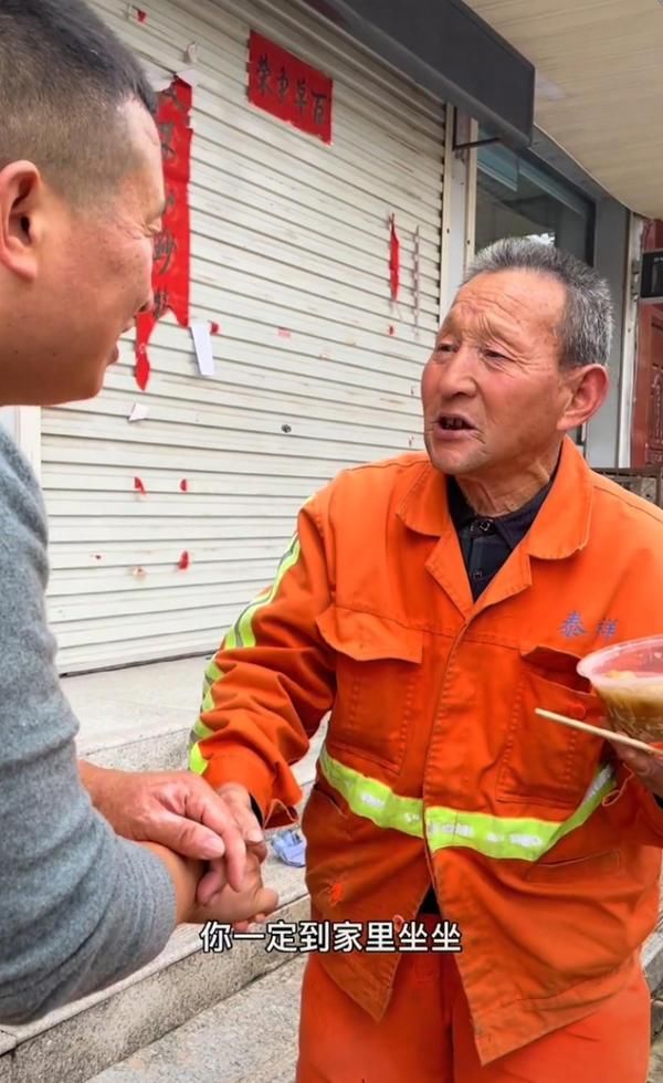 救援人员|41岁洛阳大哥支援山西，当街支锅做地道河南菜:想让大家吃上一口热乎饭